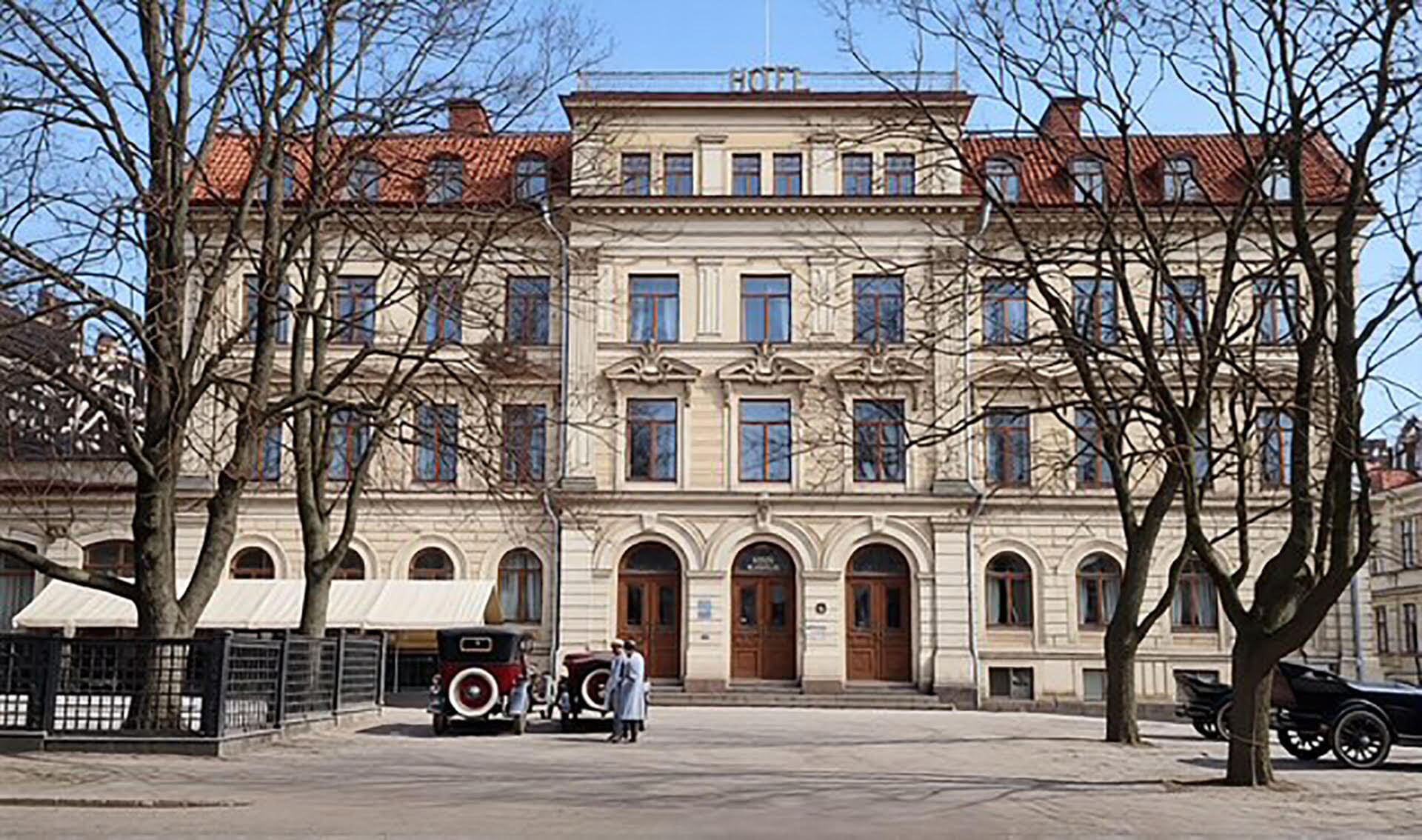 Historisk hotellbyggnad i Växjö med klassisk fasad.