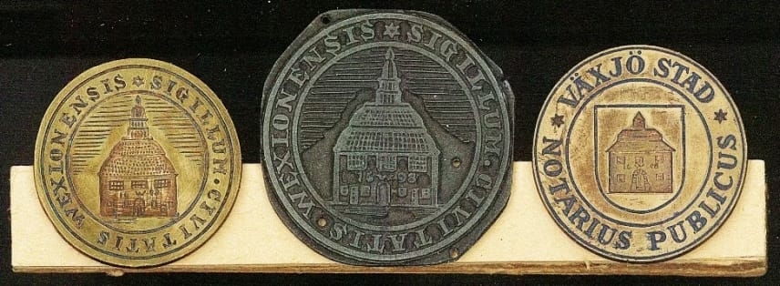 Tre historiska sigill: Sigfridsmässomarknadens sigill och Växjö stads sigill (Notarius Publicus).