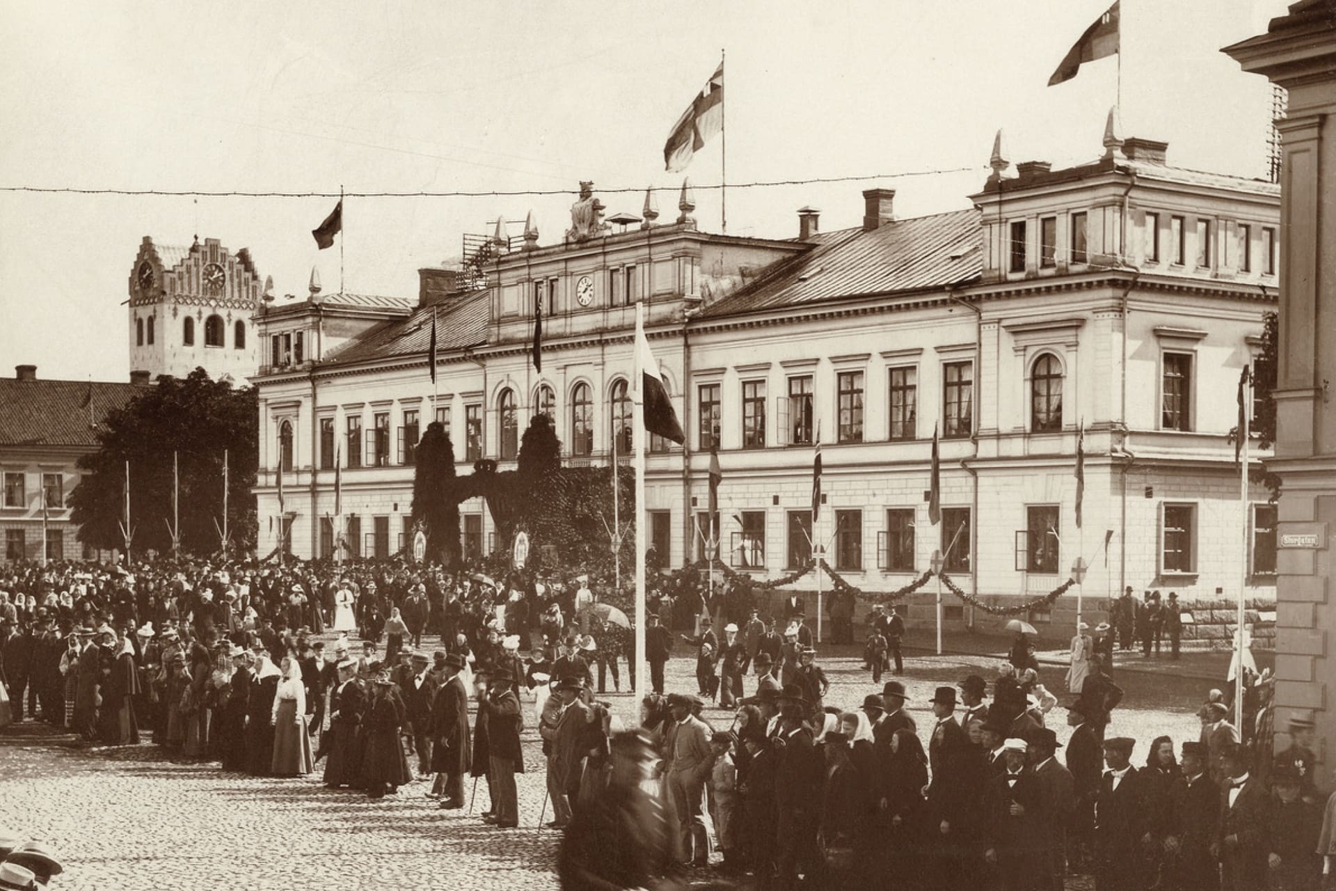 Folksamling i Växjö vid Kung Oscar II:s besök år 1900.
